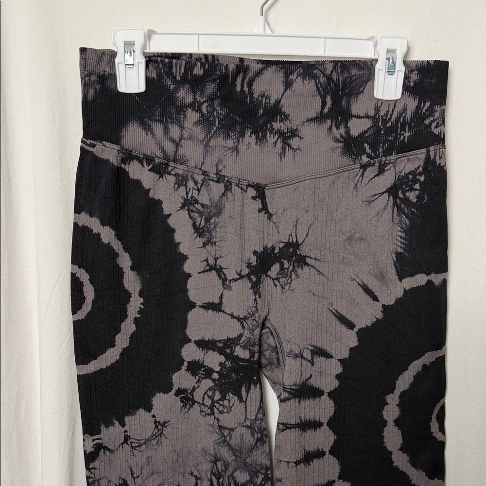 PINK Victoria’s Secret Active Black and Gray Tie-Dye 7/8 Leggings Size XL - Picture 2 of 7